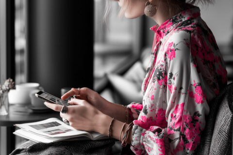 Branding-Expertin bei der mobilen Arbeit am Smartphone – kreative Recherche und Markenentwicklung im Alltag einer Designerin.