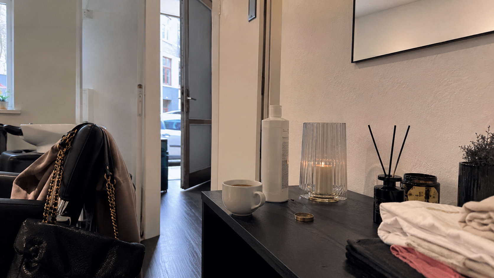 Studio mit verschiedenen Geruchsquellen wie Kaffee, Textilien, Reinigungsmittel und Raumduft.