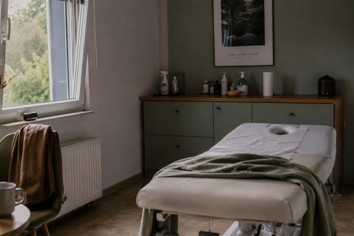 Behandlungsraum am Morgen mit geöffneter Fensterlüftung, Kaffeetasse und Spuren vom Vortag.