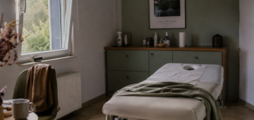 Behandlungsraum am Morgen mit geöffneter Fensterlüftung, Kaffeetasse und Spuren vom Vortag.