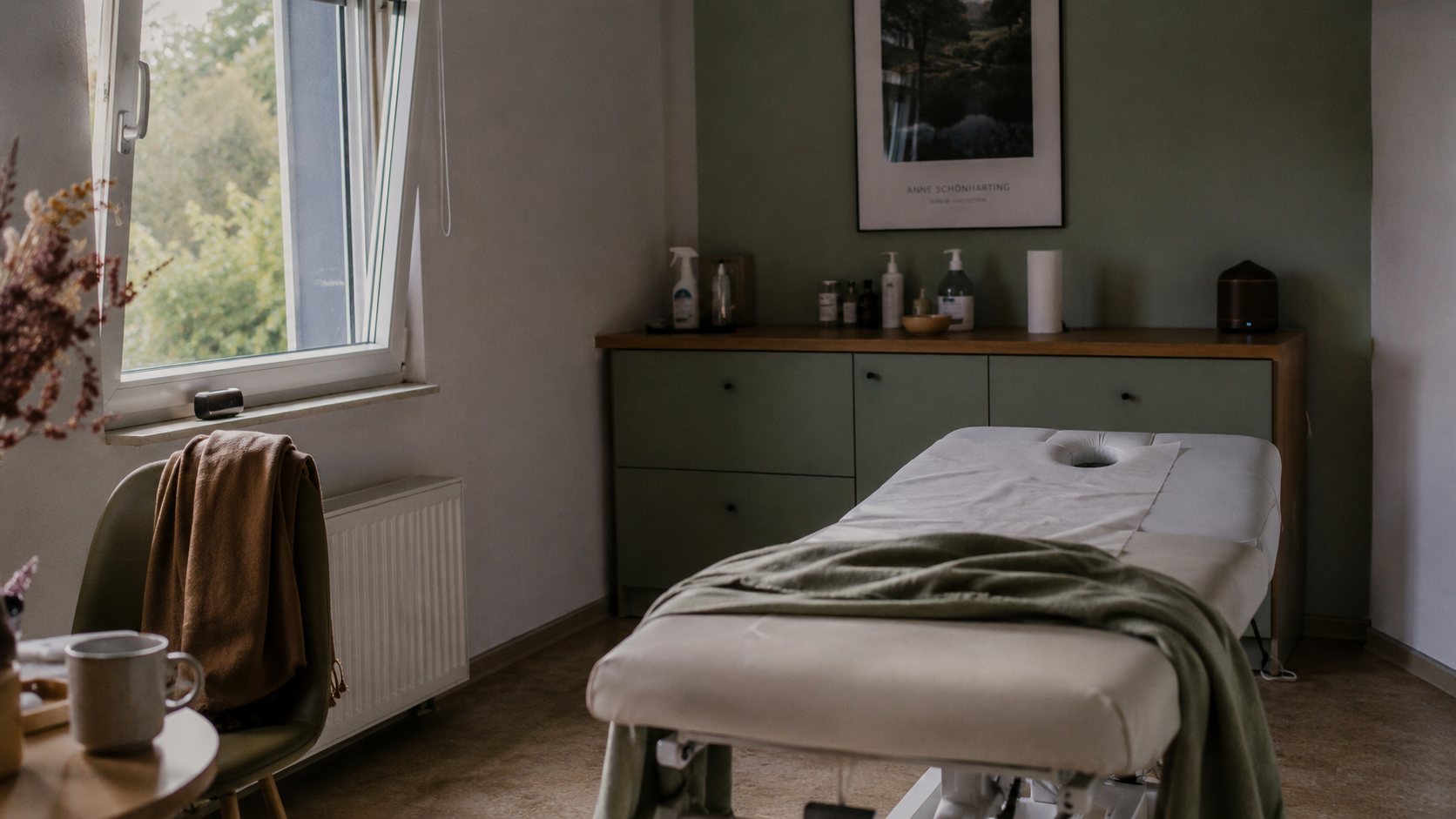 Behandlungsraum am Morgen mit geöffneter Fensterlüftung, Kaffeetasse und Spuren vom Vortag.